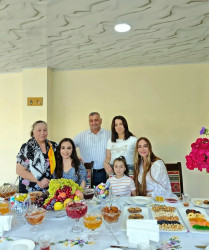 Heydər Əliyev Fondunun vitse-prezidenti xanım Leyla Əliyeva və Bakı Media Mərkəzinin rəhbəri xanım Arzu Əliyeva Şamaxı rayonuna səfər zamanı Ağayevlər ailəsinin qonağı olub