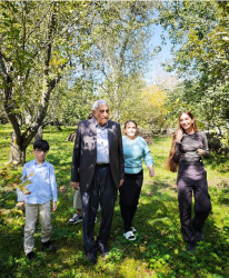 Bakı Media Mərkəzinin rəhbəri xanım Arzu Əliyeva Şamaxı rayonunun Avaxıl kəndində yaşayan Şirinovlar ailəsinin qonağı olub