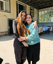 Bakı Media Mərkəzinin rəhbəri xanım Arzu Əliyeva Şamaxı rayonunun Avaxıl kəndində yaşayan Şirinovlar ailəsinin qonağı olub