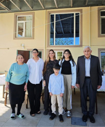 Bakı Media Mərkəzinin rəhbəri xanım Arzu Əliyeva Şamaxı rayonunun Avaxıl kəndində yaşayan Şirinovlar ailəsinin qonağı olub