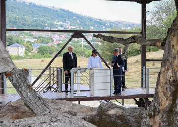 İlham Əliyev və birinci xanım Mehriban Əliyeva Şamaxıda Pir Ömər Sultan ziyarətgahında aparılan konservasiya işləri ilə tanış olublar