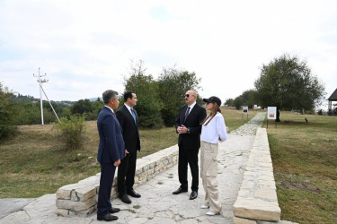 İlham Əliyev və birinci xanım Mehriban Əliyeva Şamaxıda Pir Ömər Sultan ziyarətgahında aparılan konservasiya işləri ilə tanış olublar