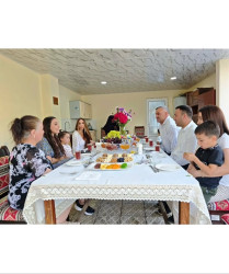 Heydər Əliyev Fondunun vitse-prezidenti xanım Leyla Əliyeva və Bakı Media Mərkəzinin rəhbəri xanım Arzu Əliyeva Şamaxı rayonuna səfər zamanı Ağayevlər ailəsinin qonağı olub