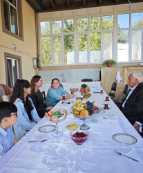 Bakı Media Mərkəzinin rəhbəri xanım Arzu Əliyeva Şamaxı rayonunun Avaxıl kəndində yaşayan Şirinovlar ailəsinin qonağı olub