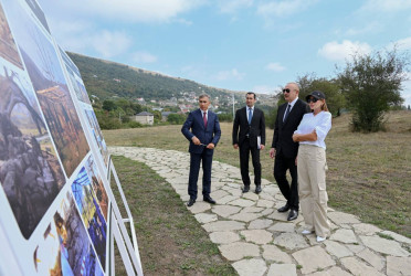İlham Əliyev və birinci xanım Mehriban Əliyeva Şamaxıda Pir Ömər Sultan ziyarətgahında aparılan konservasiya işləri ilə tanış olublar