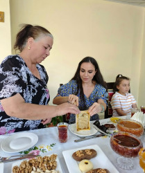 Heydər Əliyev Fondunun vitse-prezidenti xanım Leyla Əliyeva və Bakı Media Mərkəzinin rəhbəri xanım Arzu Əliyeva Şamaxı rayonuna səfər zamanı Ağayevlər ailəsinin qonağı olub