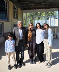Bakı Media Mərkəzinin rəhbəri xanım Arzu Əliyeva Şamaxı rayonunun Avaxıl kəndində yaşayan Şirinovlar ailəsinin qonağı olub