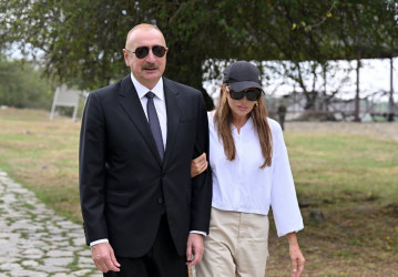 İlham Əliyev və birinci xanım Mehriban Əliyeva Şamaxıda Pir Ömər Sultan ziyarətgahında aparılan konservasiya işləri ilə tanış olublar