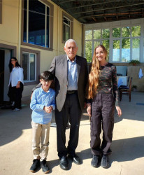 Bakı Media Mərkəzinin rəhbəri xanım Arzu Əliyeva Şamaxı rayonunun Avaxıl kəndində yaşayan Şirinovlar ailəsinin qonağı olub