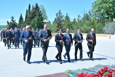 Şamaxı rayon ictimaiyyətinin nümayəndələri Ümummilli Lider Heydər Əliyevin anadan olmasının 103-cü ildönümü münasibətilə abidəsi önünə gül düzərək, əziz xatirəsini ehtiramla yad ediblər