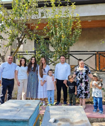 Heydər Əliyev Fondunun vitse-prezidenti xanım Leyla Əliyeva və Bakı Media Mərkəzinin rəhbəri xanım Arzu Əliyeva Şamaxı rayonuna səfər zamanı Ağayevlər ailəsinin qonağı olub