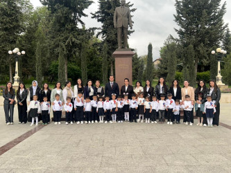 Şamaxı rayon ictimaiyyətinin nümayəndələri Ümummilli Lider Heydər Əliyevin anadan olmasının 103-cü ildönümü münasibətilə abidəsi önünə gül düzərək, əziz xatirəsini ehtiramla yad ediblər