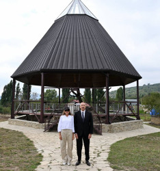 İlham Əliyev və birinci xanım Mehriban Əliyeva Şamaxıda Pir Ömər Sultan ziyarətgahında aparılan konservasiya işləri ilə tanış olublar