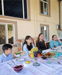 Bakı Media Mərkəzinin rəhbəri xanım Arzu Əliyeva Şamaxı rayonunun Avaxıl kəndində yaşayan Şirinovlar ailəsinin qonağı olub
