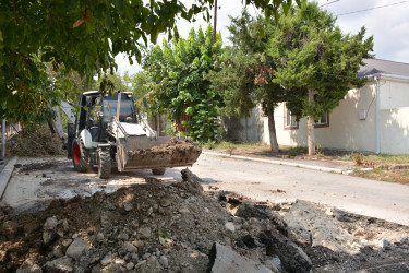 Şamaxı şəhərinin M.Ə.Rəsulzadə küçəsində su ötürücü kollektorda təmir işlərinə başlanılıb