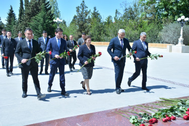Şamaxı rayon ictimaiyyətinin nümayəndələri Ümummilli Lider Heydər Əliyevin anadan olmasının 103-cü ildönümü münasibətilə abidəsi önünə gül düzərək, əziz xatirəsini ehtiramla yad ediblər